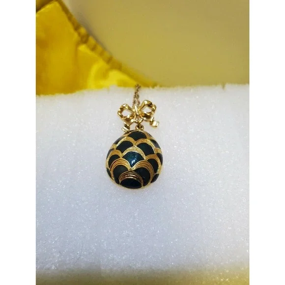 Vintage Avon Green Enamel Egg & Bow Pendant Necklace‎