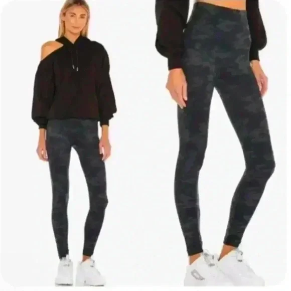 NWT Spanx Look at Me Now Leggings in Black Camo‎ Sz Small