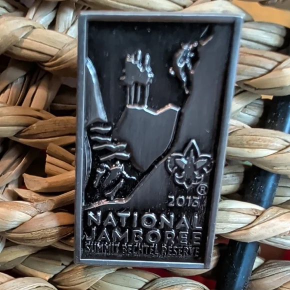 BOY SCOUTS OFFICIAL BSA NATIONAL JAMBOREE 2013 JAMBO ANTIQUE FINISH HAT CAP PIN
