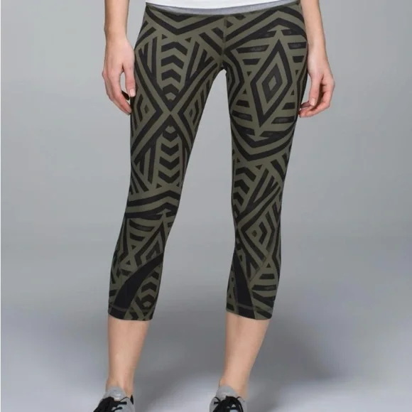 Lululemon Run: Inspire Crop II All Full-On Luxtreme, size 4, Chevron Shuffle