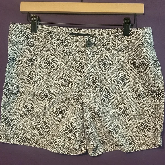 Banana Republic Patterned Black and White Women Shorts. Size 6