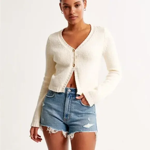 Abercrombie & Fitch The Mom Short High Rise Medium Wash, Distressed Weekend 18