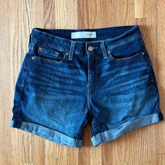 Levi Signature  Mid-Rise  Minimalist Denim Cuffed Shorts Size 6