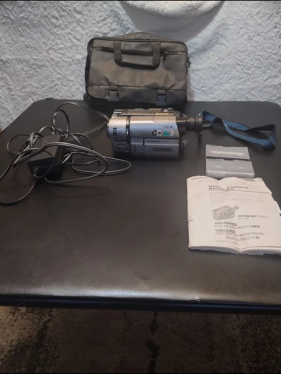 Vintage Sony Handycam CCD-TRV615 Hi-8 With Night Vision And Bag Charger Battery