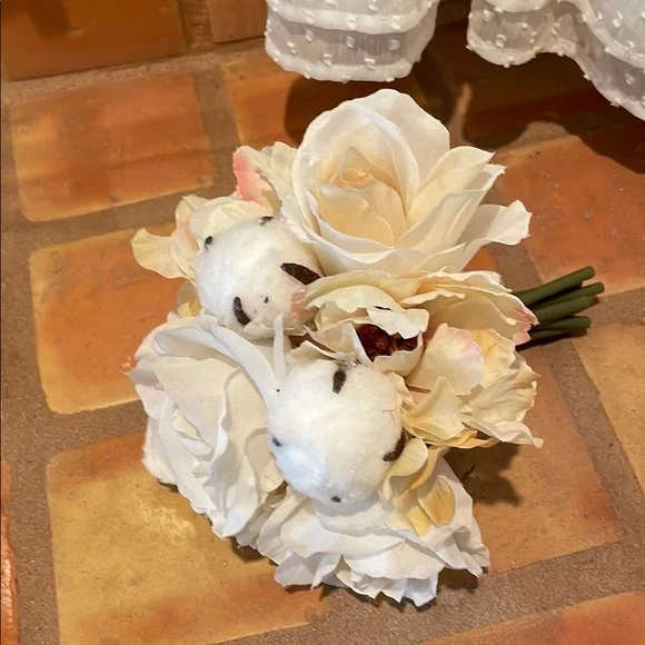 Small faux floral bouquet, NWT