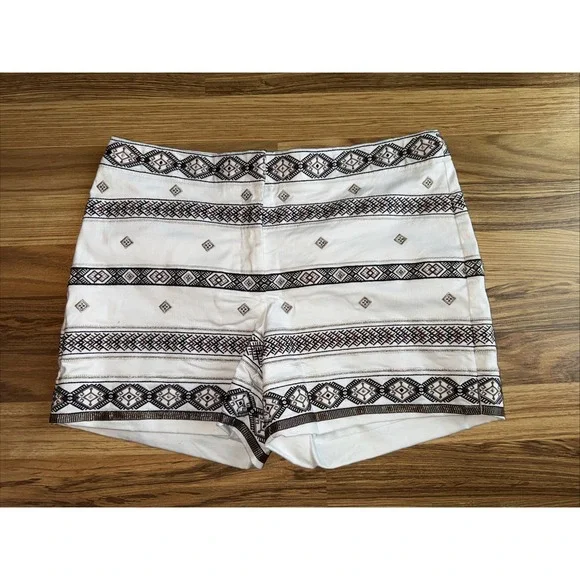 White House Black Market 5 Inch Short‎ Womens 12P White Mid Rise Stretch