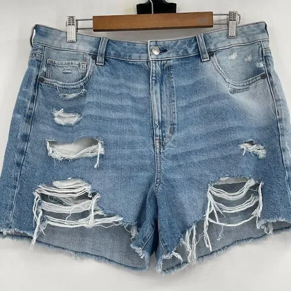 NWT American Eagle Blue Light Wash Distressed Curvy Mom Denim Short Size 16