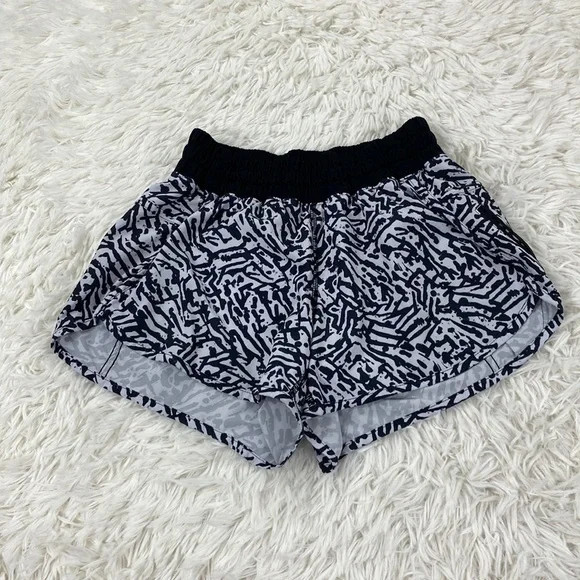 Lululemon Tracker Short III *4-way Stretch Brushed Animal White Black / Black
