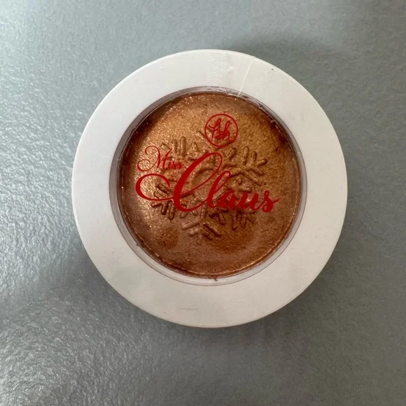 BH Cosmetics Miss Clause cream shadow in gilded