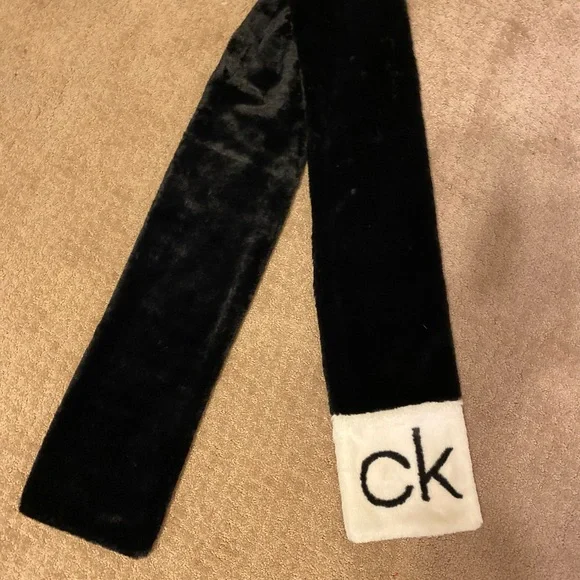 NWOT Calvin Klein - Unisex black/cream faux fur long scarf with CK logo