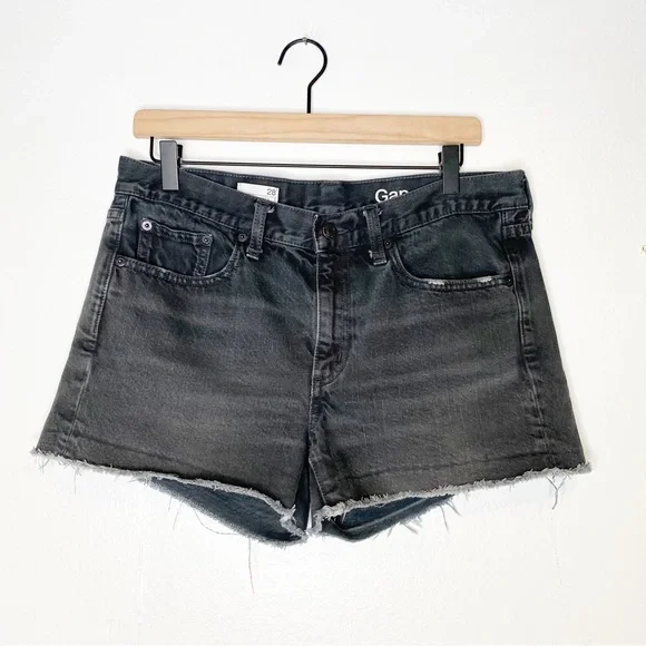 GAP | Slim Shorts in Washed Black, Cut-off Jean‎ Short, Raw Hem Sz. 28