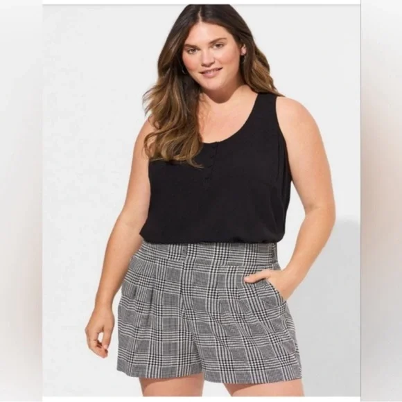 Torrid Wide Leg Studio Crepe Short houndstooth black white size 18
