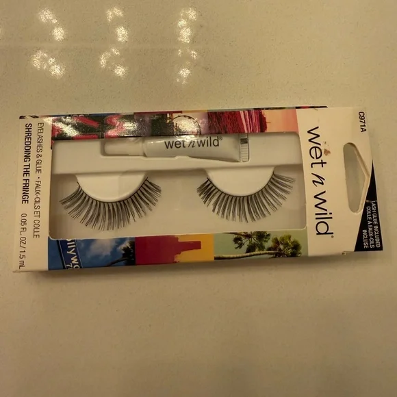 Wet n Wild Dramatic Black Lashes with‎ Adhesive