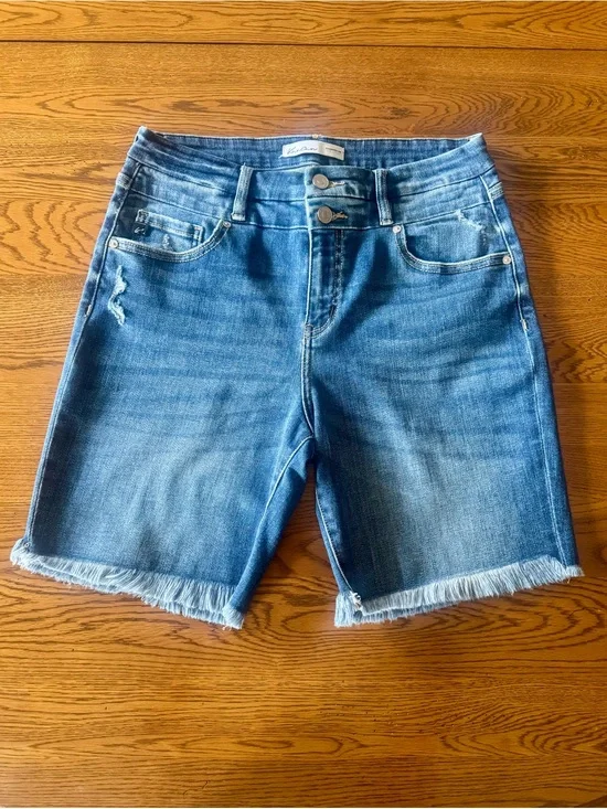 Maurices High Rise Bermuda Denim Shorts Sz 29 Distressed Fringe Raw Hem 2 Button