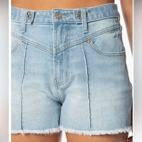 Juicy couture V-FRONT SHORTS WITH RAW HEM. Juicy couture jean shorts light wash