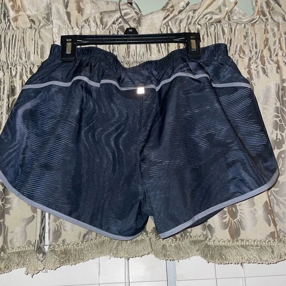 Girls new balance athletic shorts in gray and black size xs