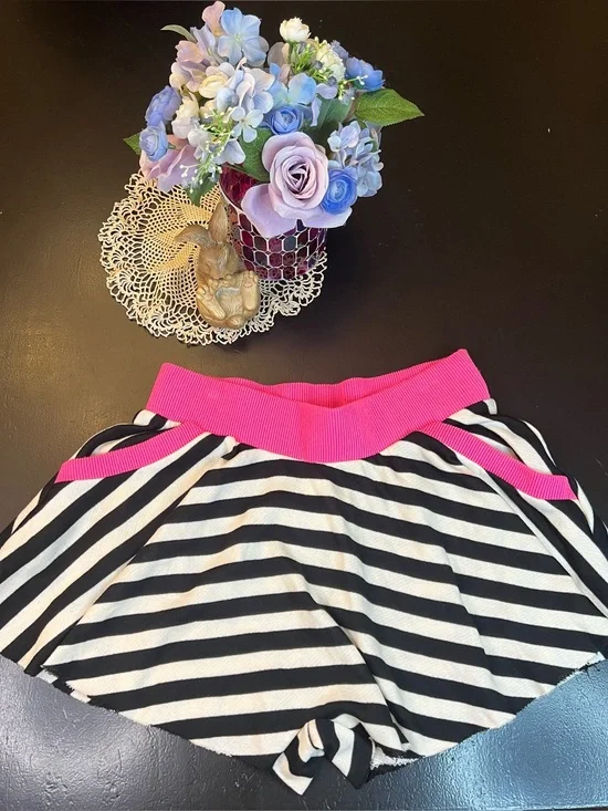 Bucketlist NWT Black White Pink Striped Flowy Skater Pull On Shorts Sz M Raw Hem