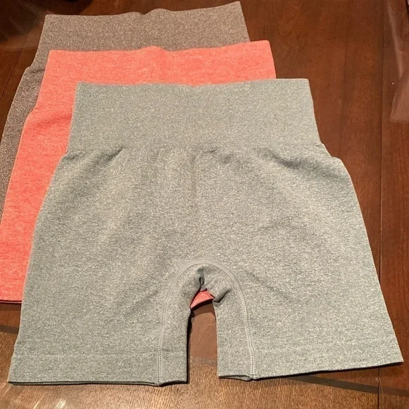 3 pack seemless high waist yoga shorts size Small in gray, green, and red