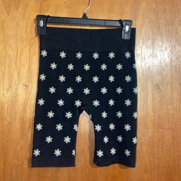 •NO BOUNDARIES•NWOT BLACK SEAMLESS FLOWER HIGH WAISTED BIKER SHORTS SIZE SMALL
