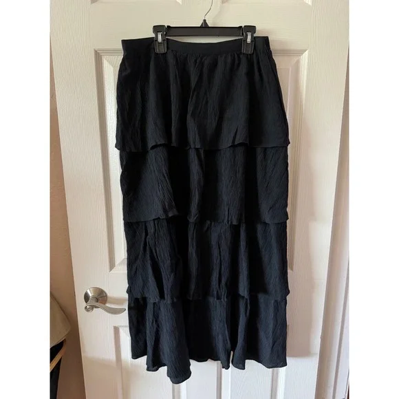 Abercrombie & Fitch‎ Maxi Skirt Women Size Medium Petite Black Tiered Crinkle