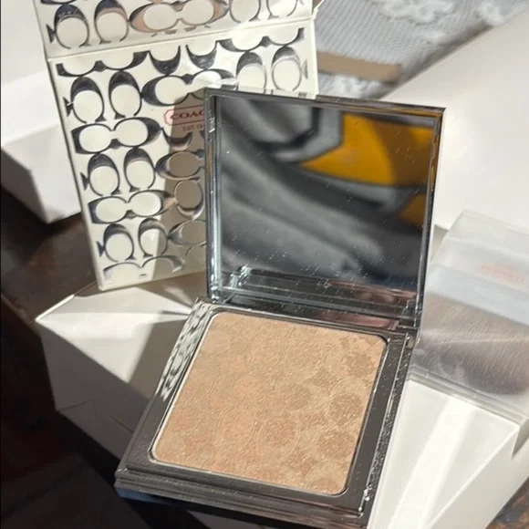 Coach shimmer powder NWT‎