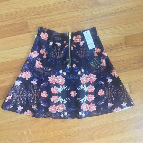 — BEBE — NWT gorgeous floral printed bandage skirt