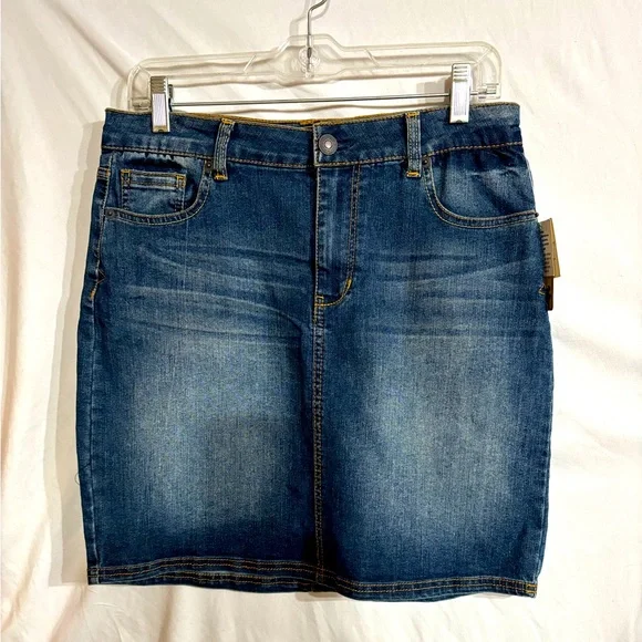NWT Bit & Bridle womens size 8 Blue Denim Skirt with 5 pockets & zip closure.