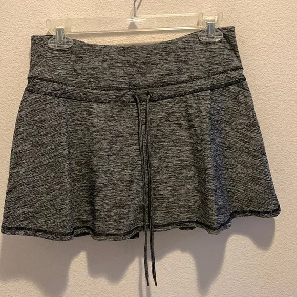 kyodan Womens Gray Sport Skirt with shorts. Draw String Waist. Size Medium.
