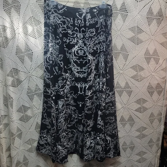 Soft surroundings size medium petite maxi skirt. 100% viscose. Black & White
