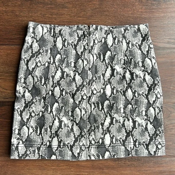 Vylette Snakeskin Printed Skirt | Mini Skirt | Snakeskin Skirt | Snakeskin