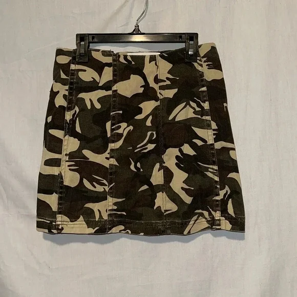 Newbury Kustom camouflage mini skirt size medium