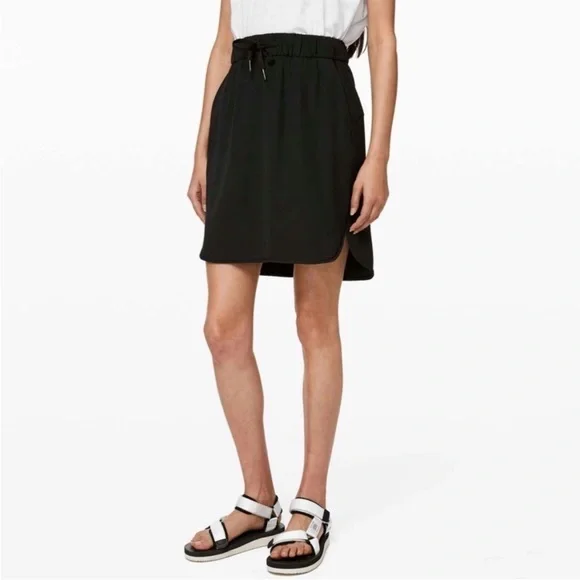 Lululemon On The Fly Woven Black Mid Length Skirt Women’s Size 2