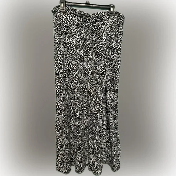 Super cute black and white skirt! Elastic waist! 1X