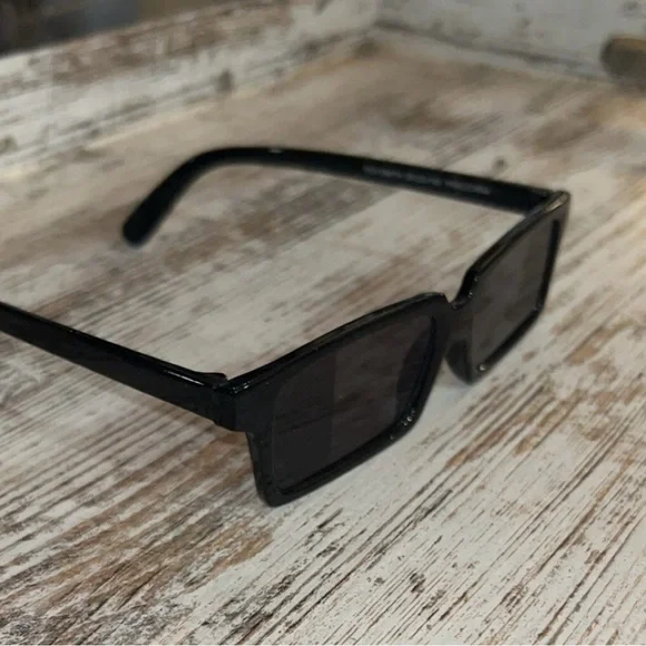 Black sunglasses with a retro vibe minor scratches #retro #sunglasses