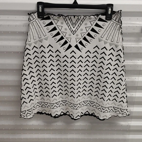 HAYSTACKS FULLY REVERSIBLE LIGHTWEIGHT STRETCHY SKIRT: B//W  Women's Size Medium