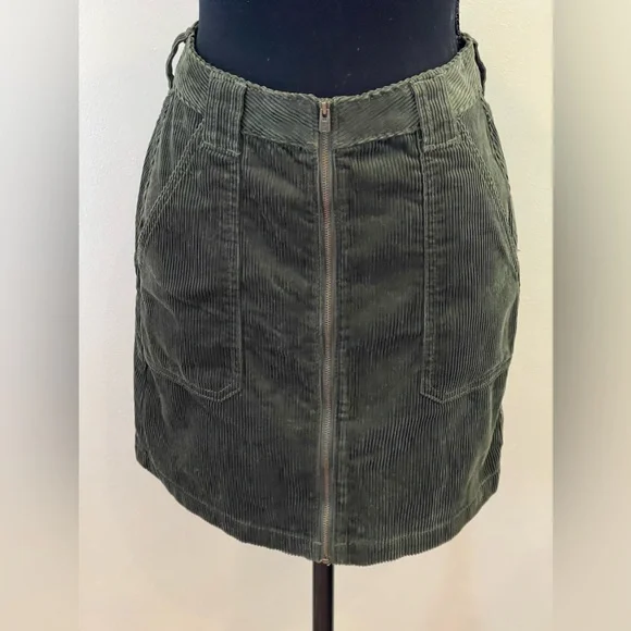 New Hollister 5 Ultra High Rise Dark Green Full Zip Corduroy Mini with Pockets‎