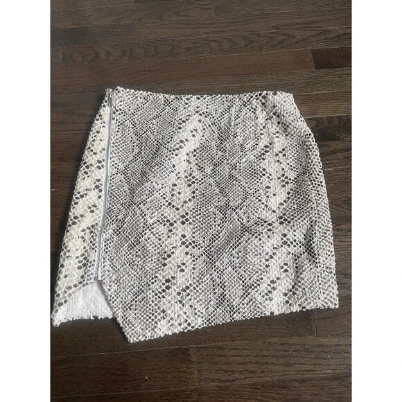 Olivaceous Asymmetrical Mini Skirt White Grey Snake Print Sz Large