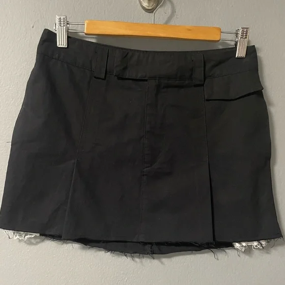 Sans Souci Black Cotton Pleated Mini Skirt. Size Small