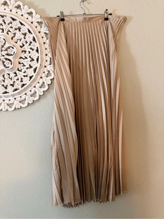 Dainty Jewells Pleated Skirt in Soft gold