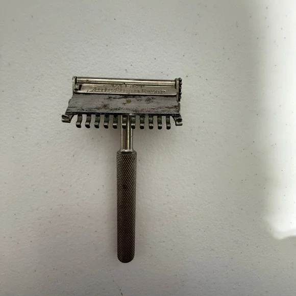 Vintage Valet AutoStrop Safety Razor Single Edge Silver Tone Knurled Handle