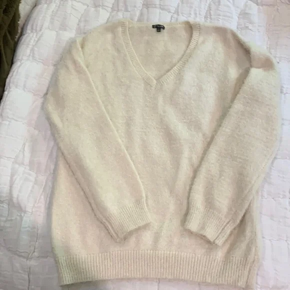NWOT Cream sweater, size medium