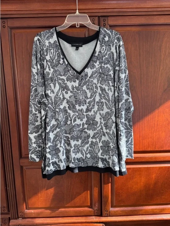 Lane Bryant Black and White Lace-Print V-Neck Pullover-tunic