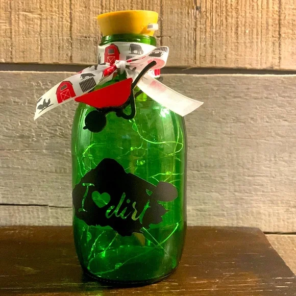 ‘I ❤️ Dirt’ logo green barrel solar lantern