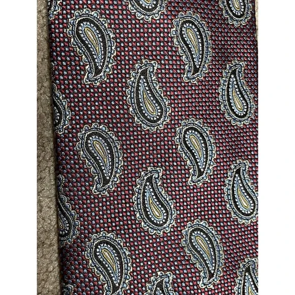 JoS. A. Bank Tie Mens Classic Collection‎ Red Black Gold Paisley