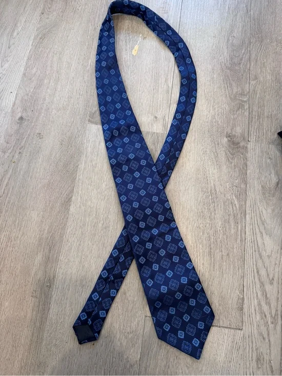 Lanvin Paris Men’s 100% Silk Tie, Made In France Navy And Blue Patterned