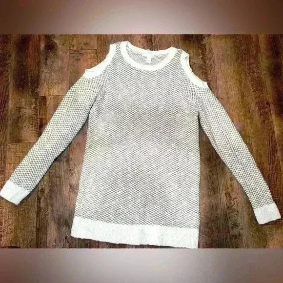 Westport 1962 Women’s Cold Shoulder sweater size petite medium