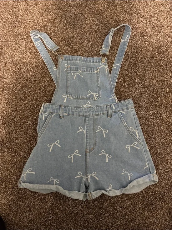 SHEIN Light Blue Denim Bow Print Kids Overall Shorts