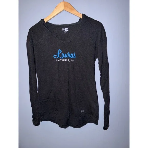 New Era Womens Black Hooded Long Sleeve V-Neck Graphic T-Shirt Smithfield RI‎