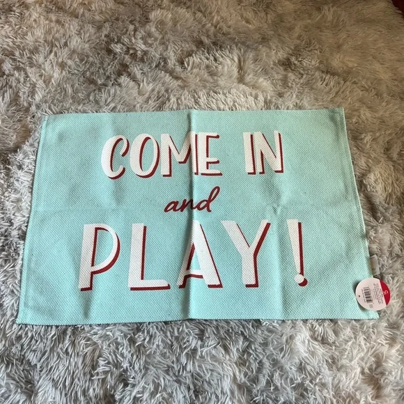 NWT Come‎ in and play water target rug