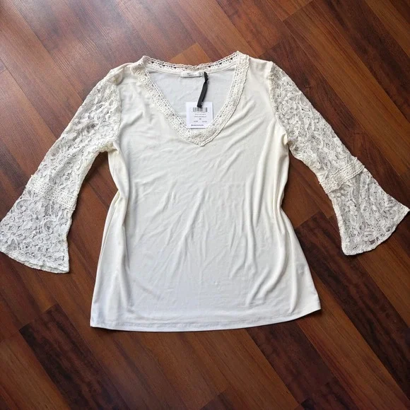 89th + Madison White Magnolia Lace Bell Sleeve V-Neck Top EKF14473 NWT Medium